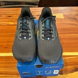NIB Brooks Anthem 6 running shoes